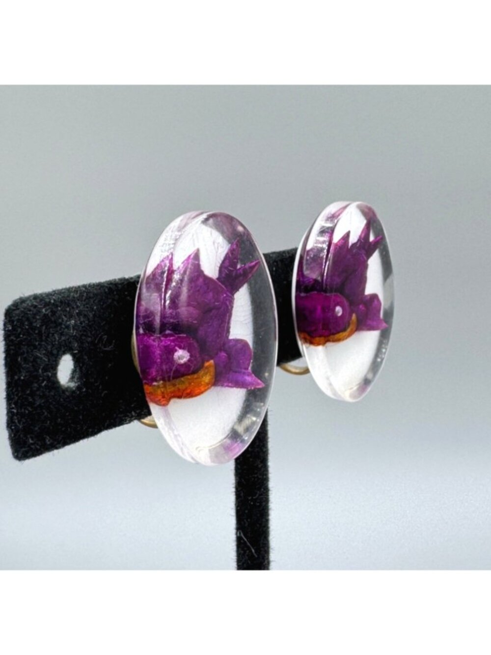 Vintage Lucite Intaglio Bird Earrings Screw Back 1940s Reverse Painted Purple - Picture 4 of 10